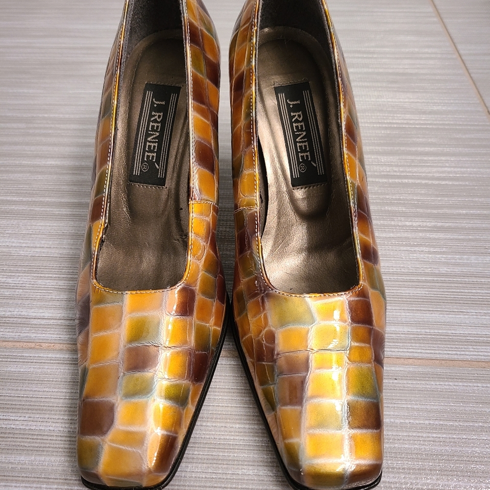 Womans multi color pump size 6.5
